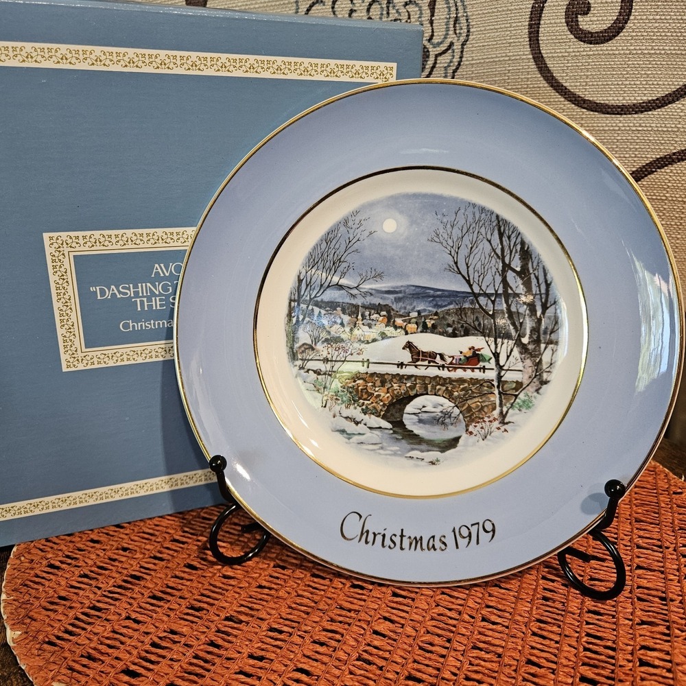 1979 Avon Christmas Decorative Plate By Wedgwood "Dashing Through The Snow" 8.75